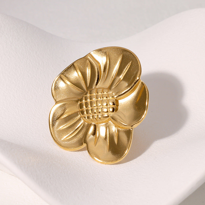 Elegant Vintage-Inspired Floral Statement Index Finger Ring in Gold-Plated Stainless Steel for Women