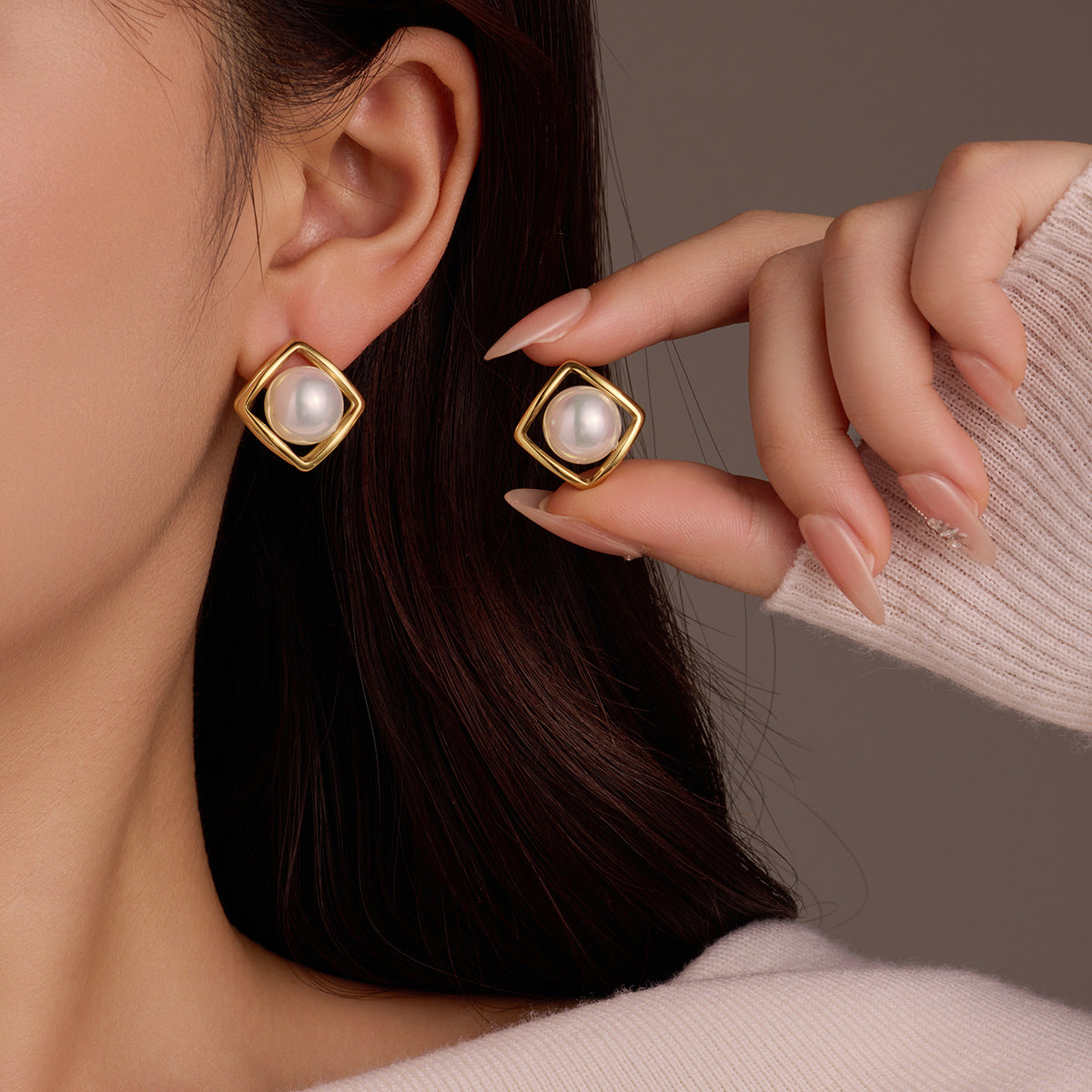 Pendientes Minimalistas Cuadrados de Acero Inoxidable con Baño de Oro e Incrustaciones de Perlas para Mujer