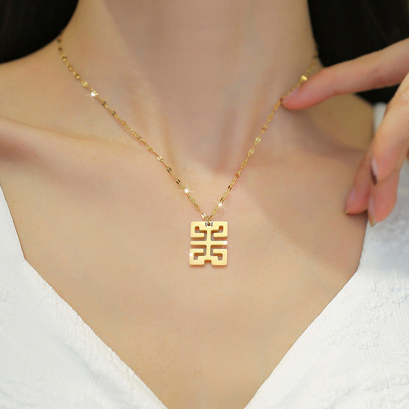 Collana da donna placcata in acciaio al titanio, dal design geometrico minimalista e retrò, con ciondolo a medaglione placcato oro con motivi di peonia e zucca.