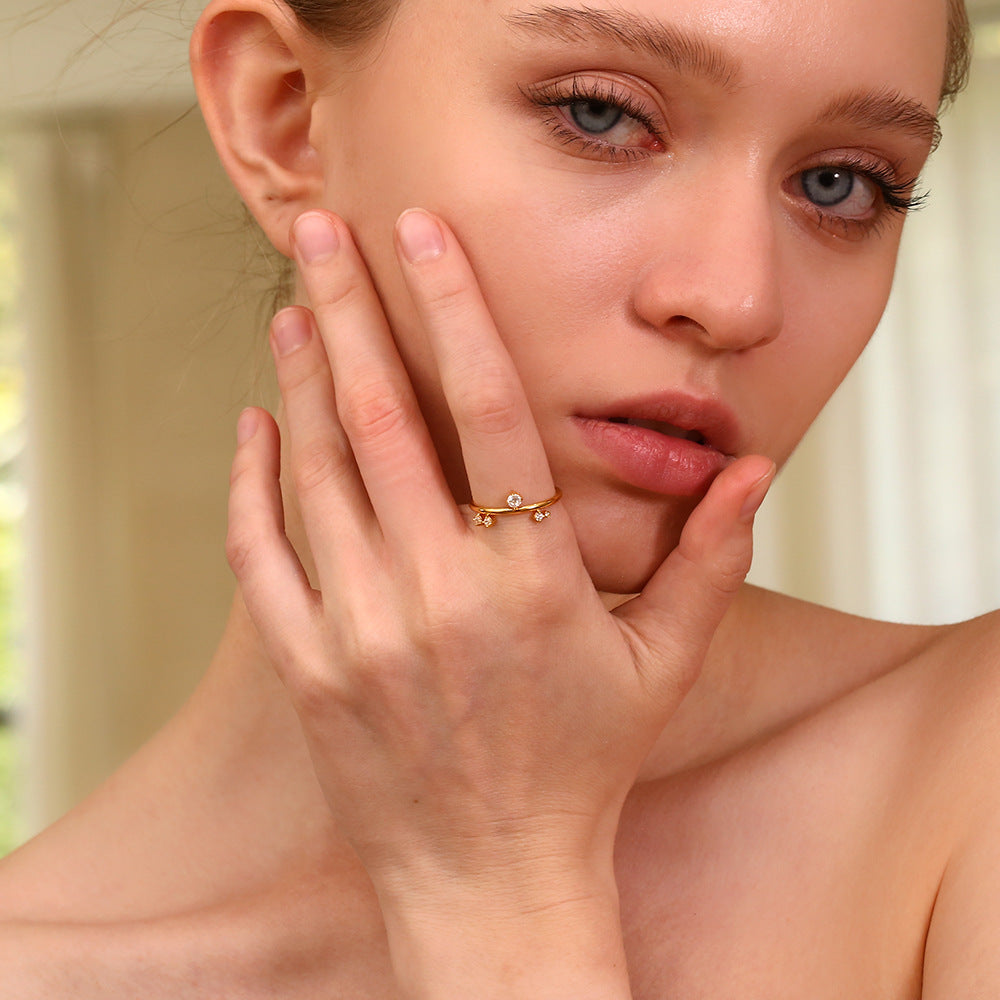 Anello da donna creativo in acciaio inossidabile geometrico con placcatura in oro 18 carati e strass bianchi microincastonati