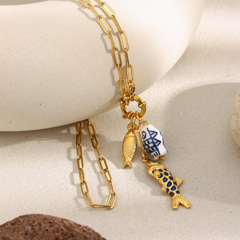 Collana con ciondolo a forma di pesce geometrico, stile lusso leggero, placcata oro 18 carati, chiusura a molla in acciaio inossidabile da donna