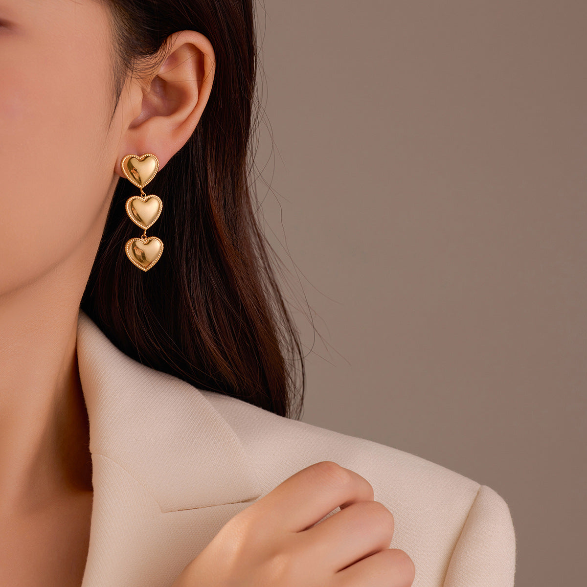 Pendientes de acero inoxidable en forma de corazón estilo vintage con baño de oro de 18K y detalle de flecos