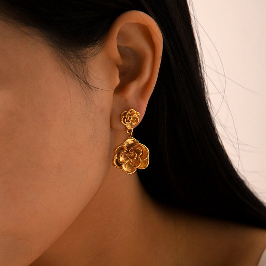 Elegantes pendientes de botón de flor rosa de acero inoxidable con baño de oro de 18 quilates para mujer