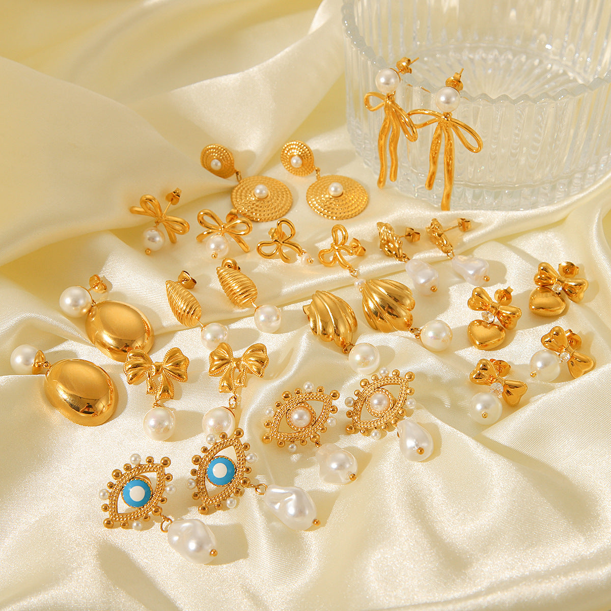 Pendientes minimalistas de acero inoxidable con forma de corazón y lazo, con acentos de perlas y chapados en oro de 18 quilates para mujer