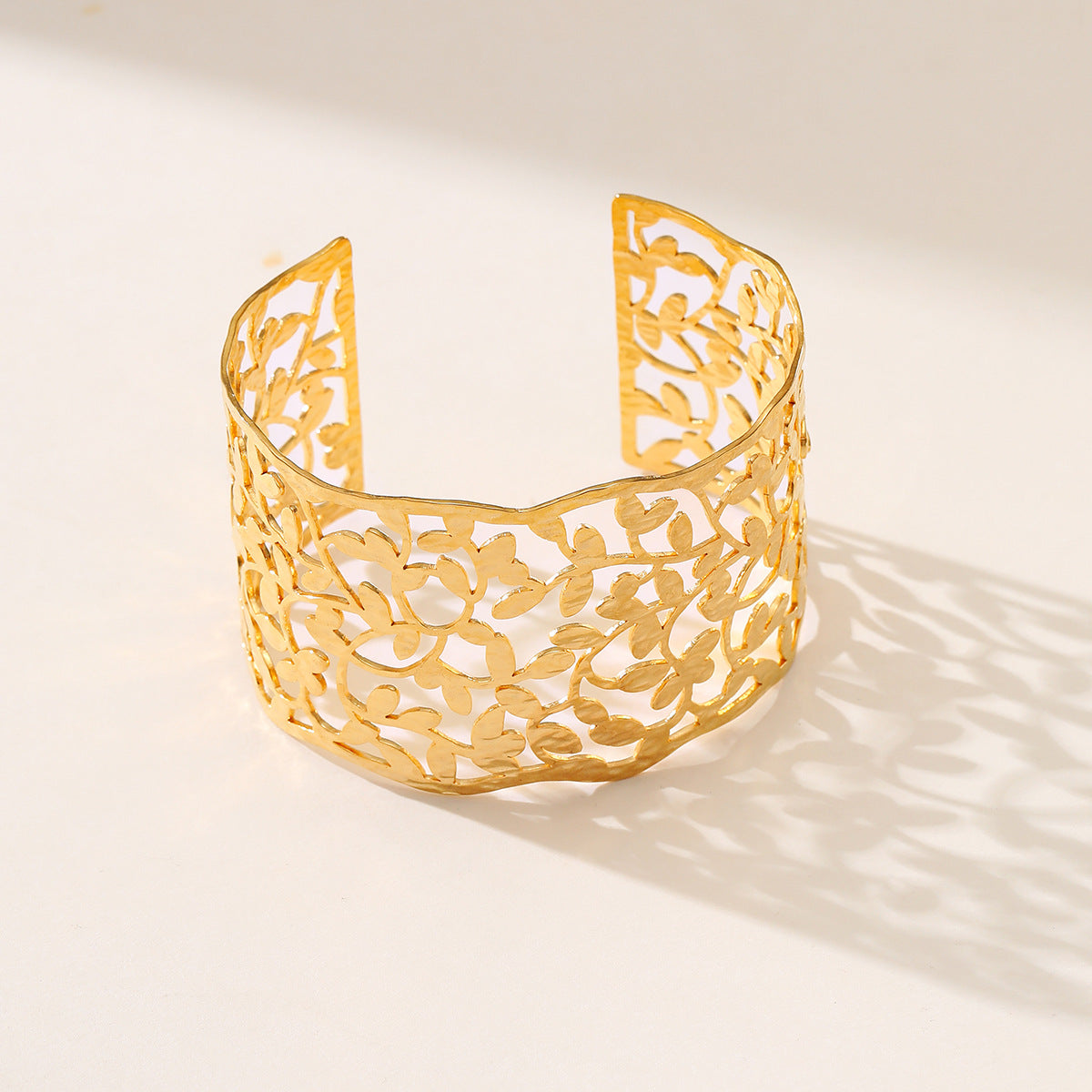 Pulsera de acero inoxidable con hoja hueca geométrica minimalista y acabado chapado para mujer