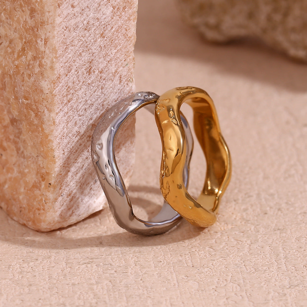 Anello da donna in acciaio al titanio ondulato ispirato al vintage con placcatura in oro 18 carati e texture martellata
