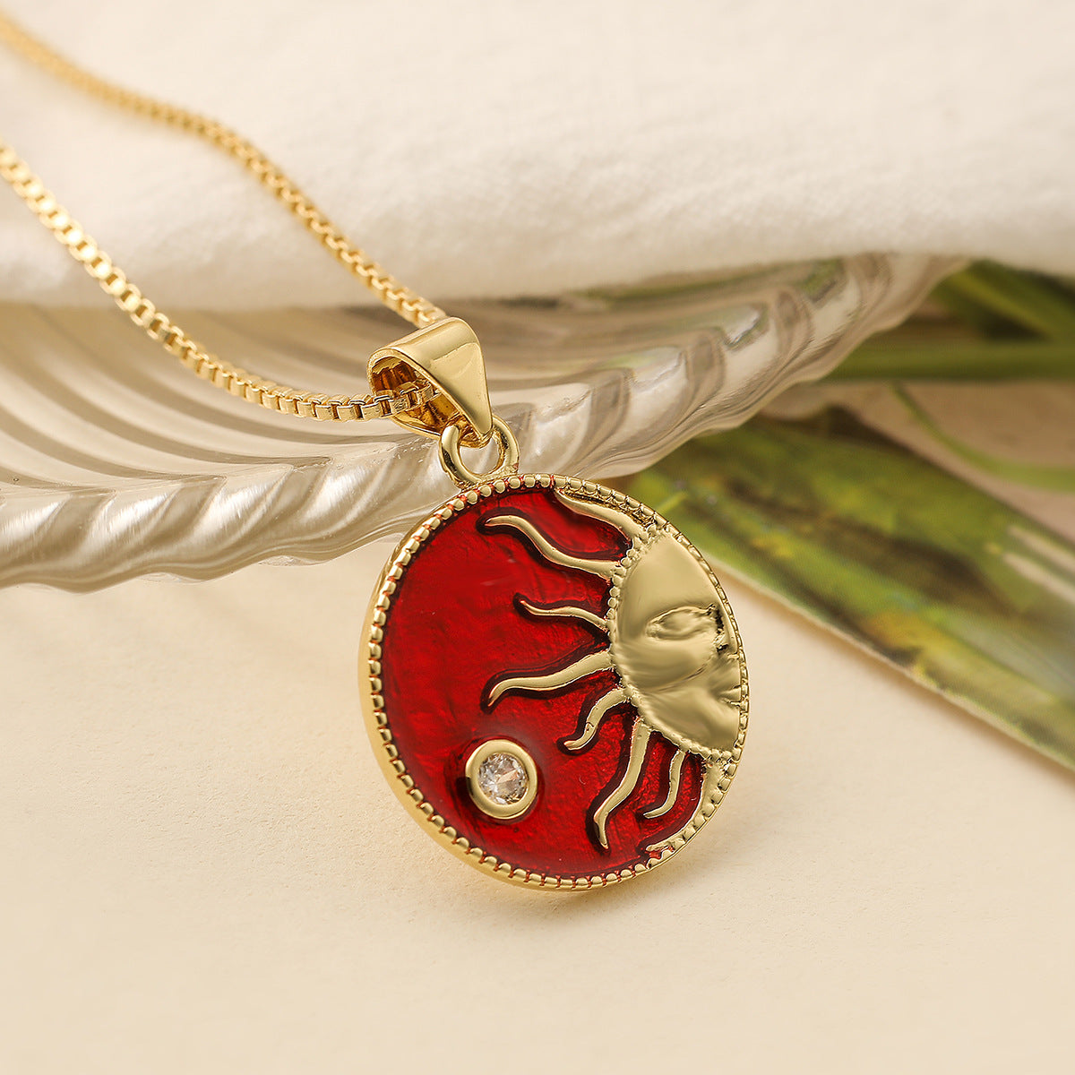 Collar con colgante minimalista geométrico de sol, luna y estrella para mujer con acabado de esmalte y base de cobre