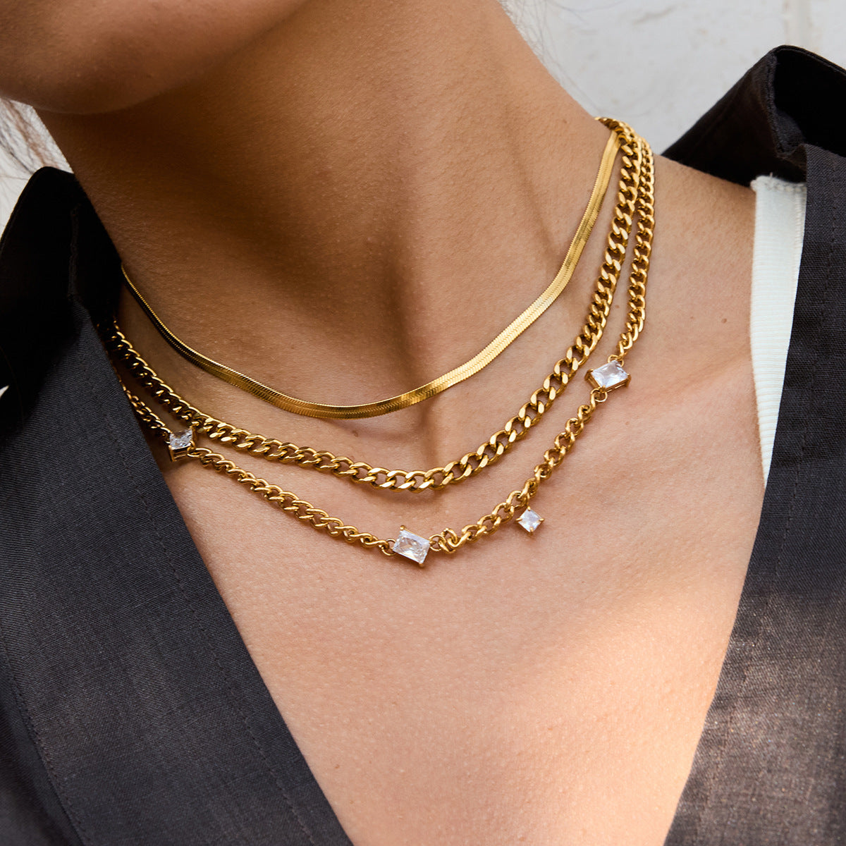 Collana con ciondolo geometrico in acciaio al titanio con intarsio di strass su catena in acciaio inossidabile da donna