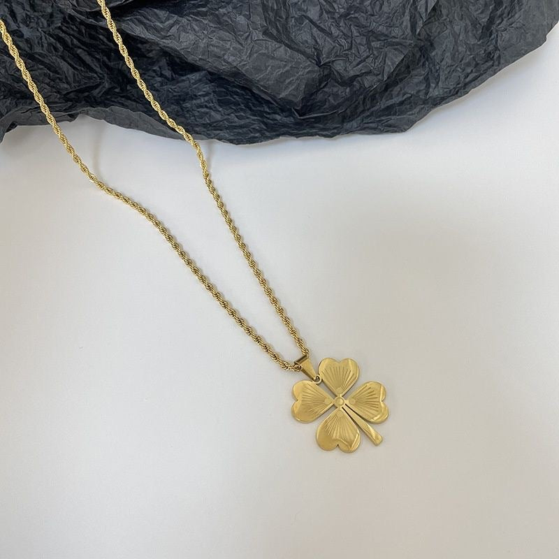 Collana con Ciondolo Trifoglio dal Design Originale da Donna in Acciaio al Titanio Placcato Oro, Catena Lunga Leggera di Lusso Stratificata