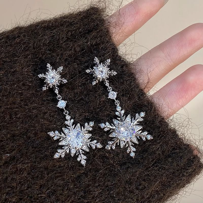 Pendientes de copo de nieve de circonita estilo lujoso para mujer con postes de acero inoxidable y base de cobre