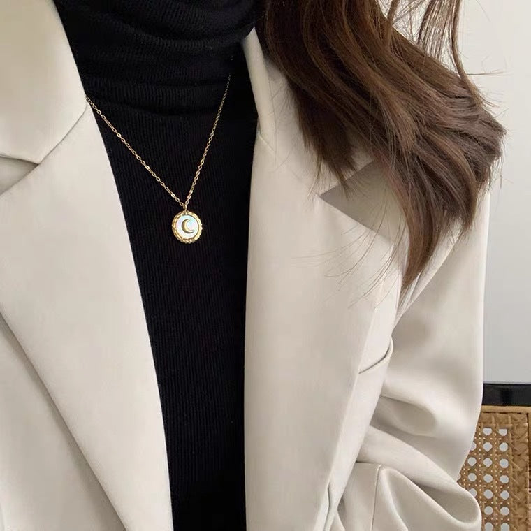Collana Pendente Luna Crescente Minimalista con Madreperla per Donna in Acciaio al Titanio Catena Serpente Delicata Gioielleria per Clavicola