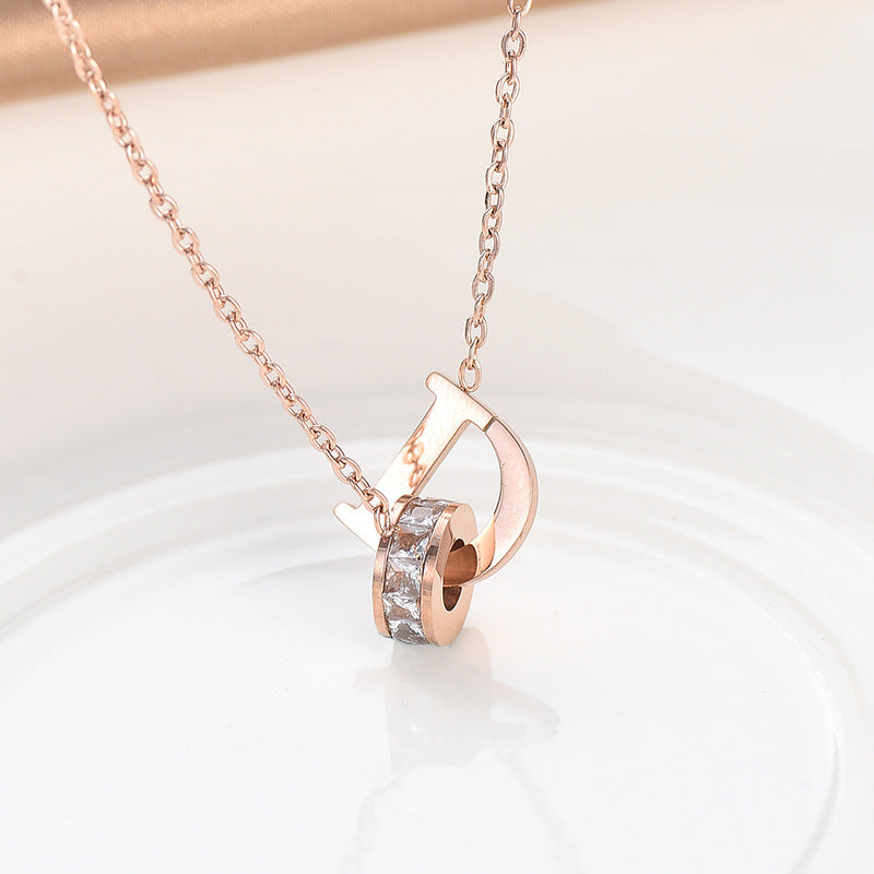 Collana girocollo da donna con doppia D con strass in acciaio al titanio, placcata in oro rosa, geometrica, minimalista