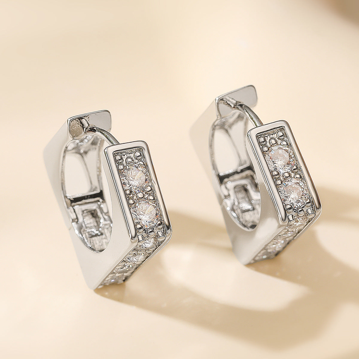 Orecchini da donna geometrici in rame placcato oro 18 carati con intarsi in zircone, design minimalista e alla moda