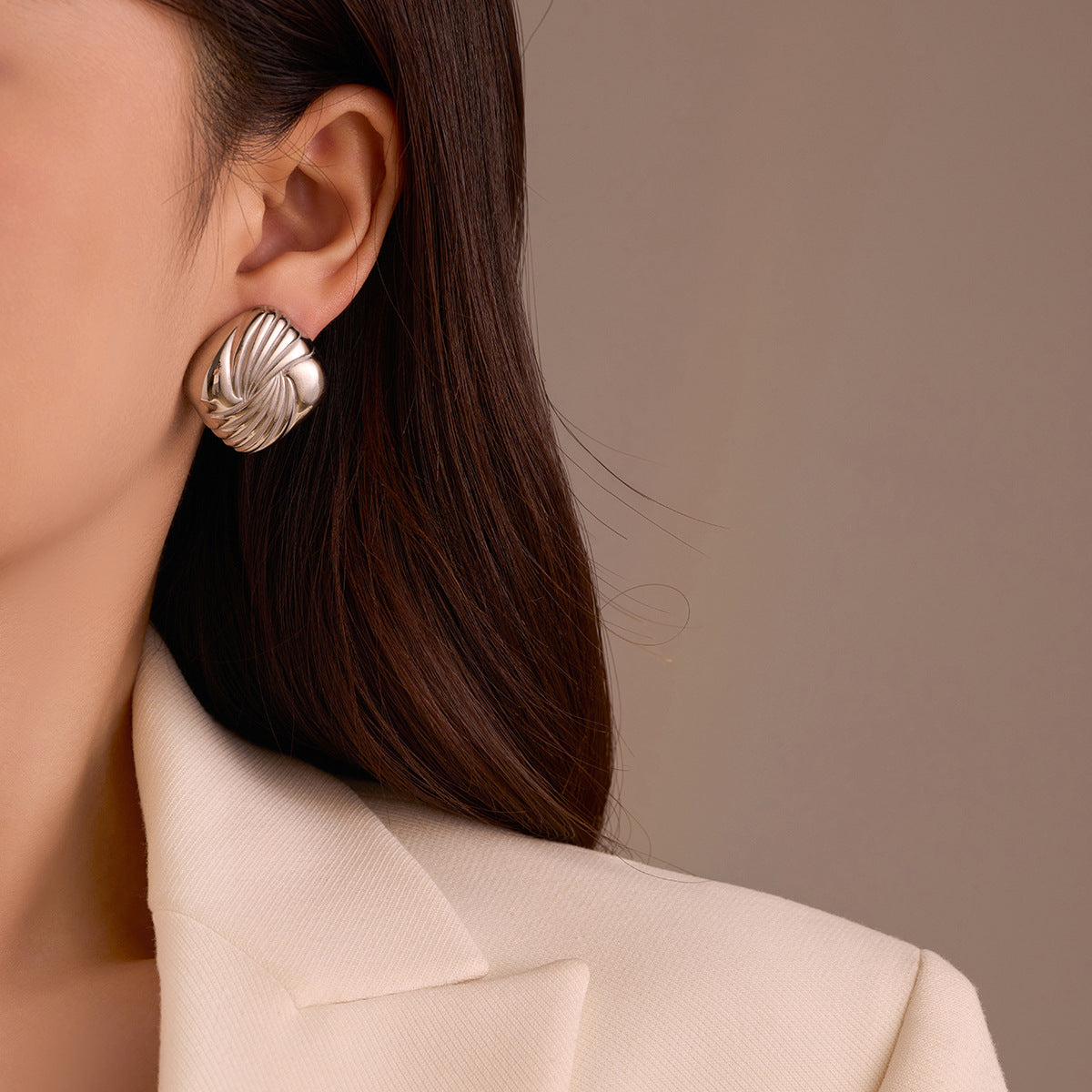 Pendientes de tuerca cuadrados huecos de acero inoxidable estilo vintage con chapado en oro de 18 quilates para mujer