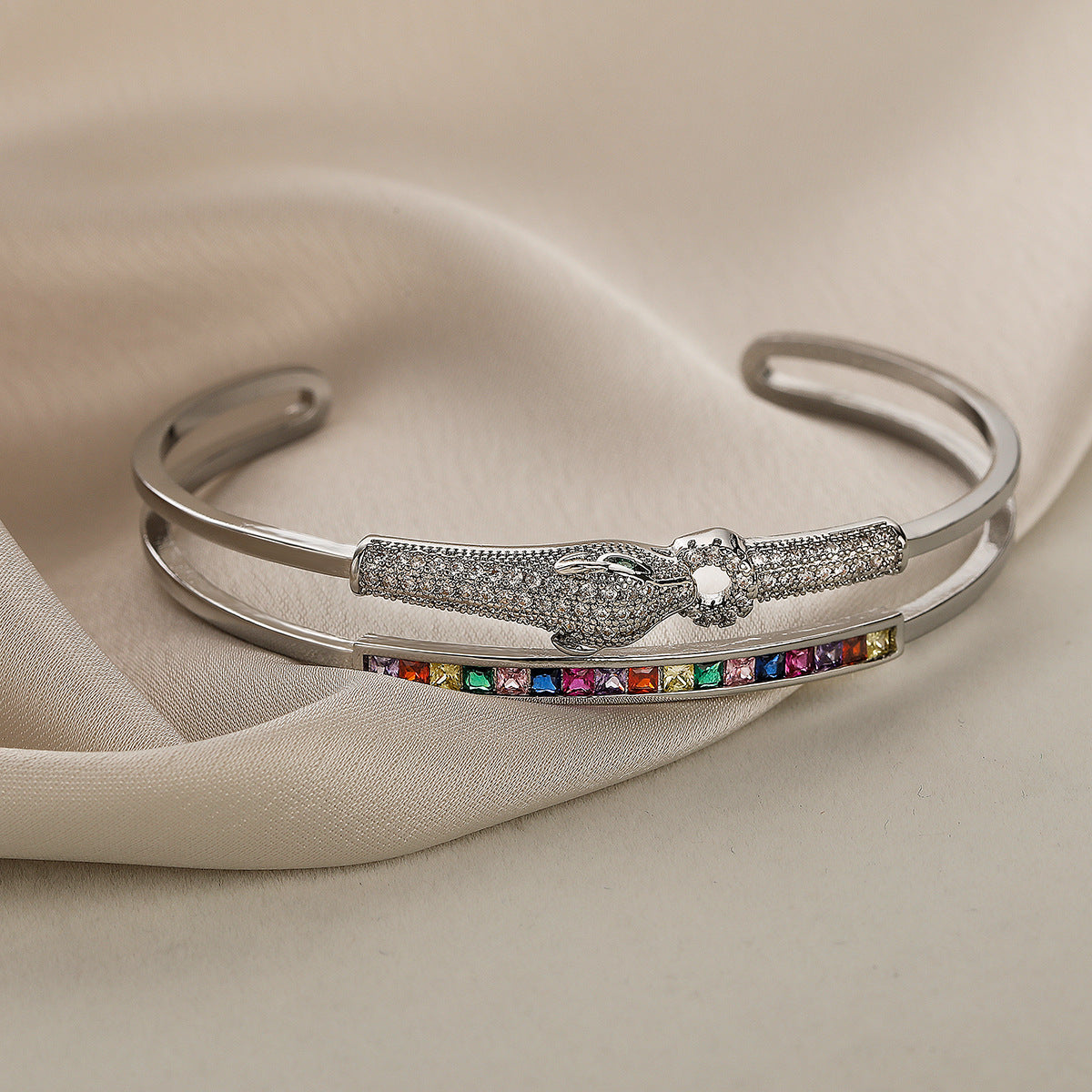 Bracciale a Polsino da Donna in Rame con Stampa Leopardata Geometrica alla Moda e Accenti in Zirconia Micro-Pavé