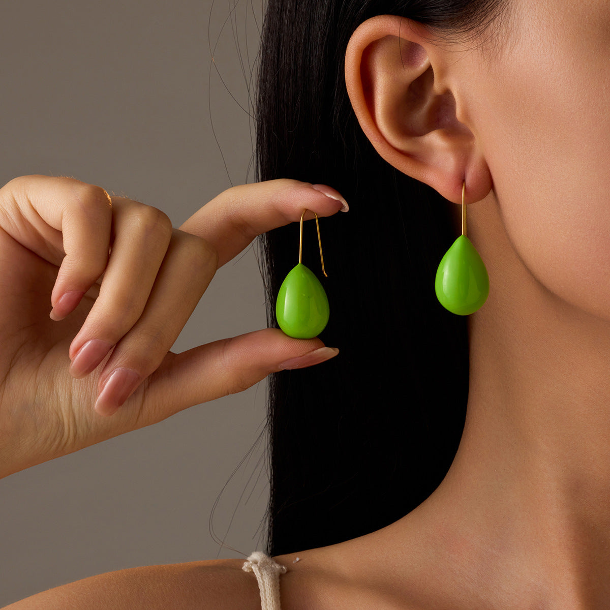Pendientes colgantes de acero de titanio minimalistas de moda para mujer con revestimiento de esmalte y acabado chapado