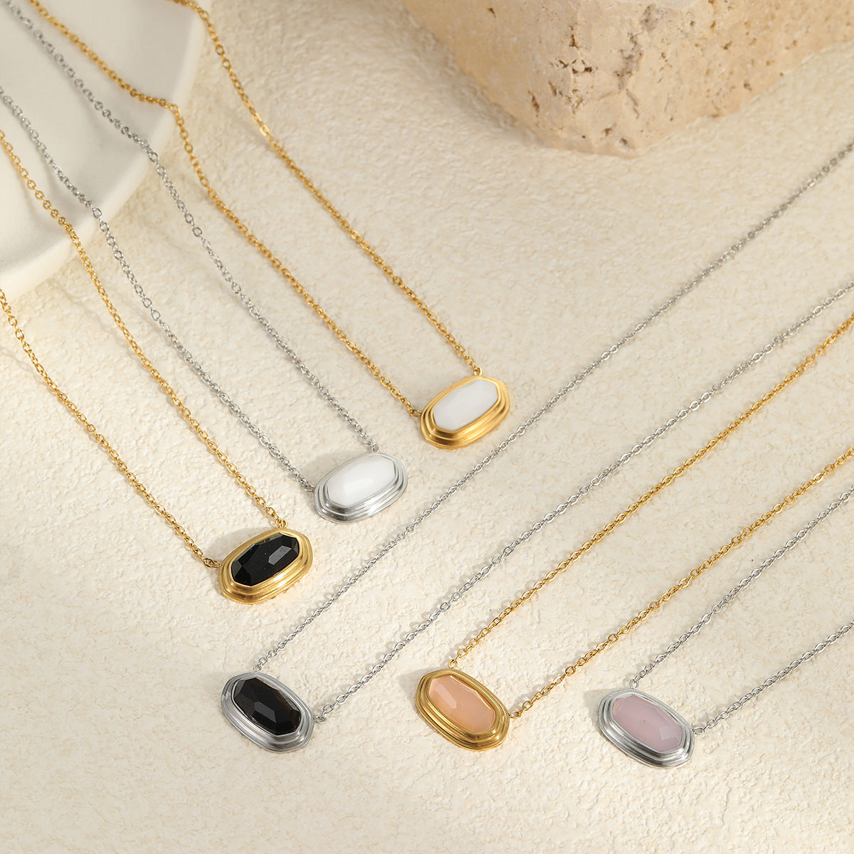 Gargantilla geométrica con incrustaciones de ónix negro en acero inoxidable con baño de oro de 18 K para mujer
