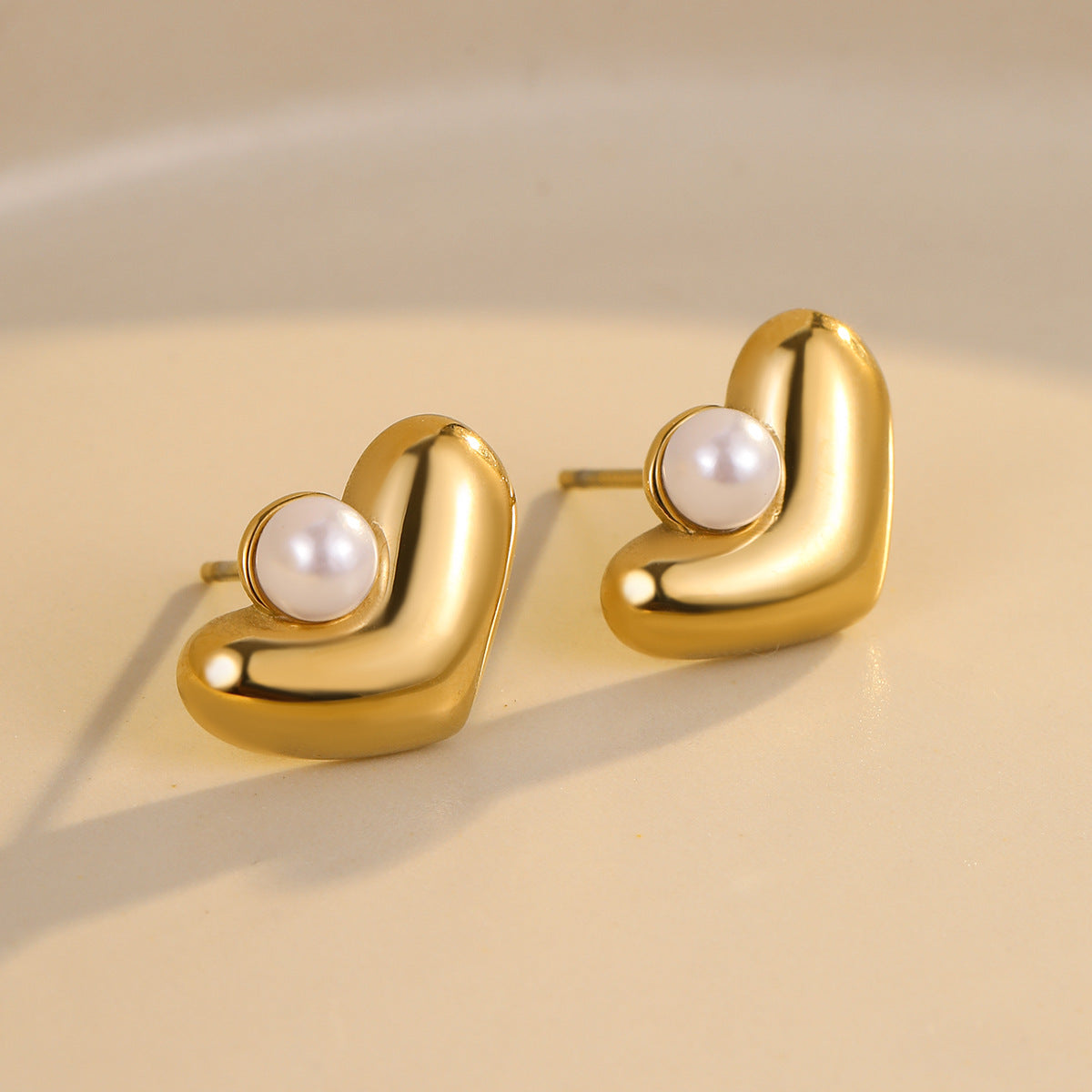 Orecchini a perno eleganti in acciaio inossidabile a forma di cuore geometrico con accenti di perle e placcatura in oro 18 carati