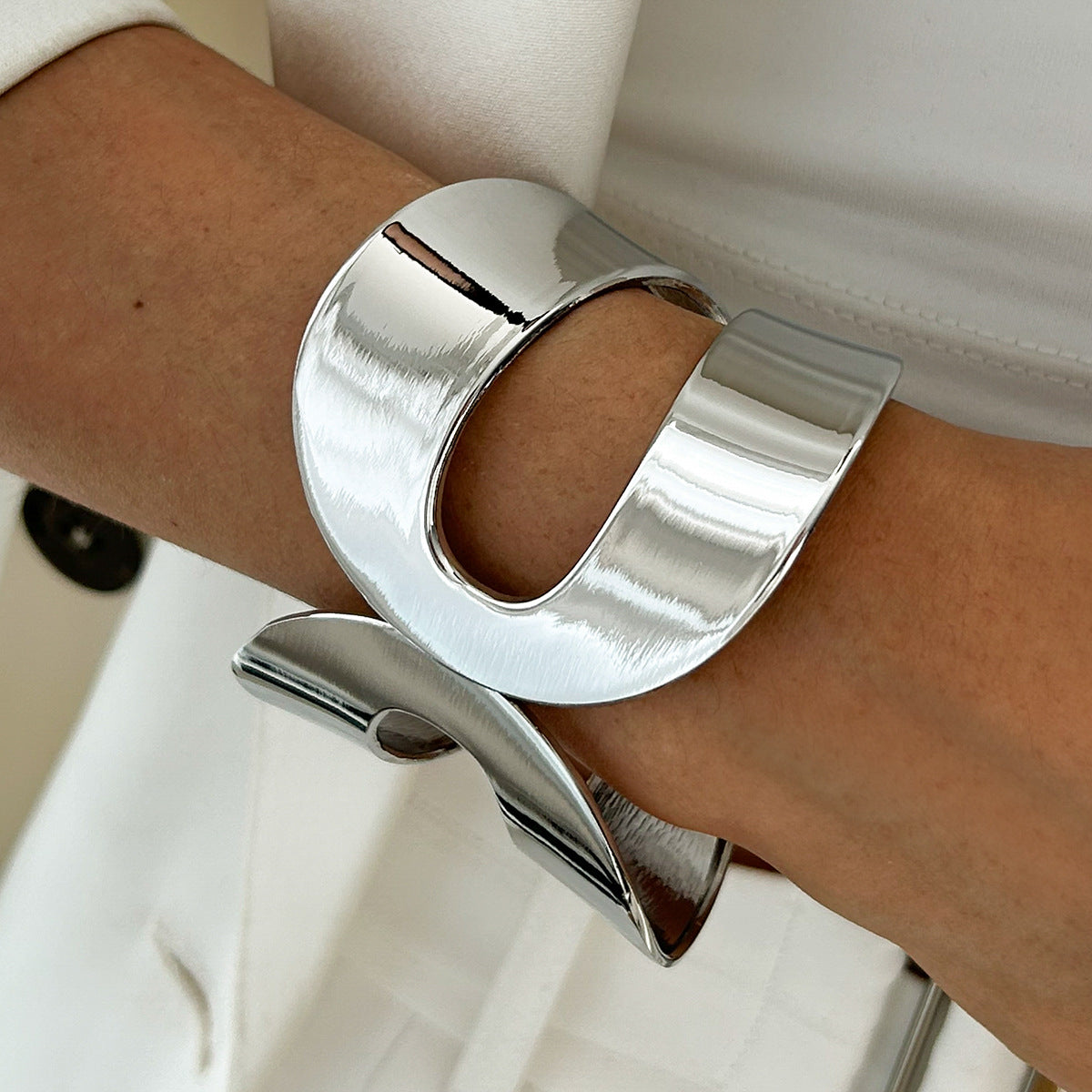 Bracciale rigido aperto geometrico a doppio anello cavo da donna in lega con finitura galvanica