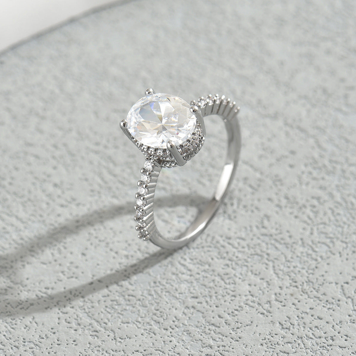 Anillo abierto ajustable minimalista dulce para mujer en cobre con incrustaciones de circonitas y diseño geométrico en forma de U
