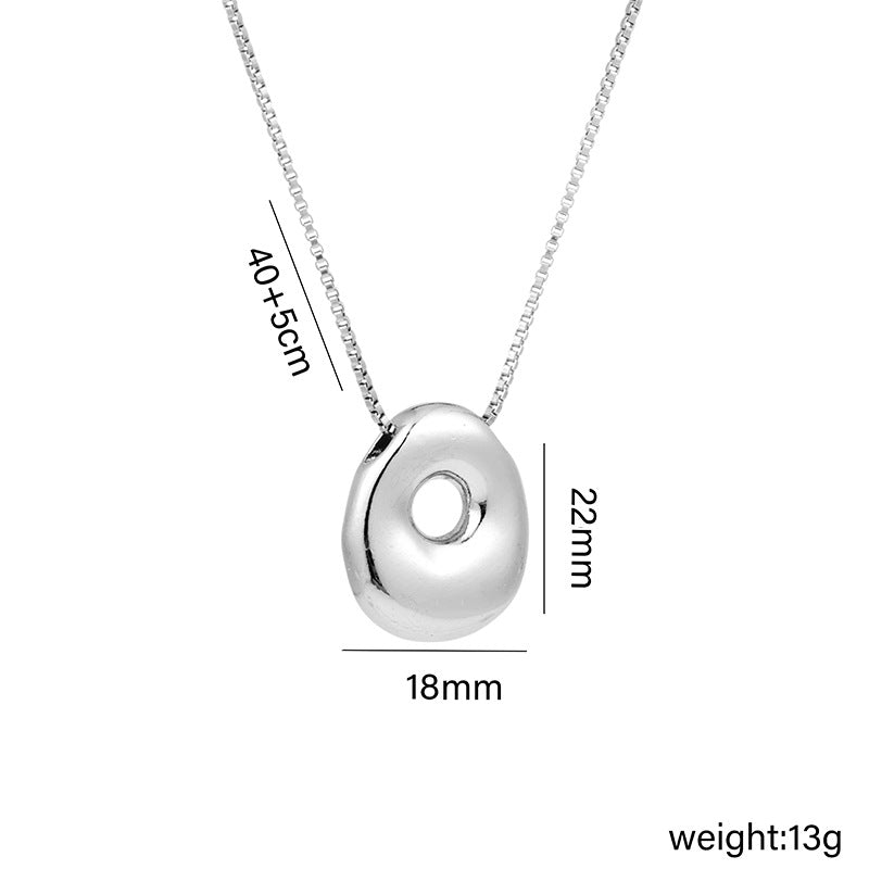Collar con colgante de acero titanio con forma de letra minimalista y chapado en oro para mujer