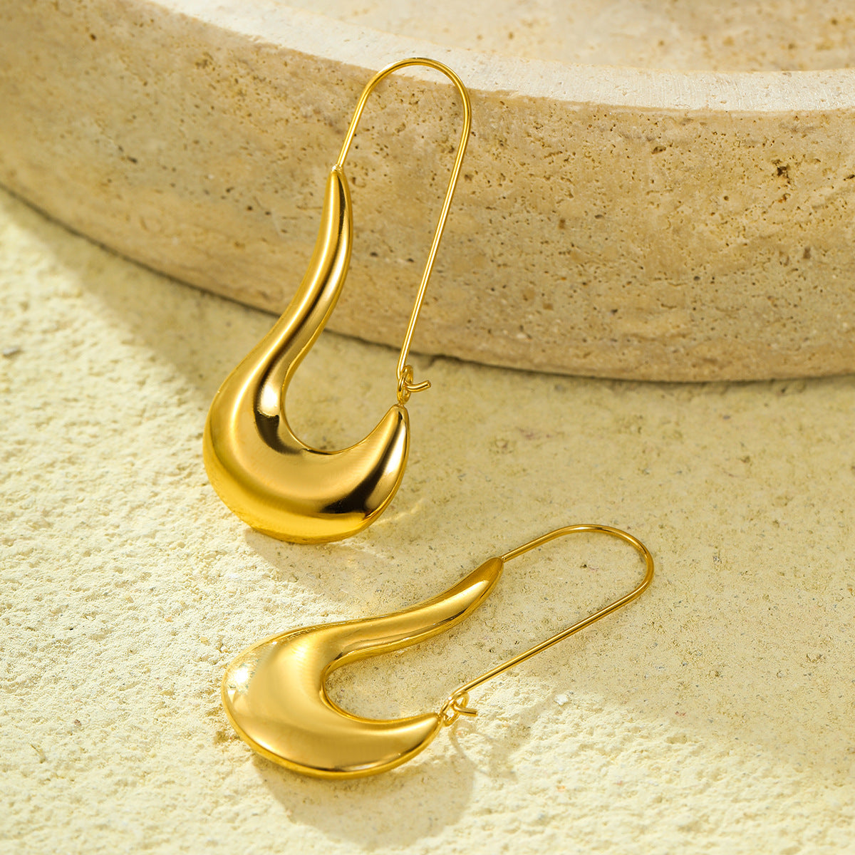 Orecchini asimmetrici a gancio in stile vintage in acciaio inossidabile con galvanizzazione per donna