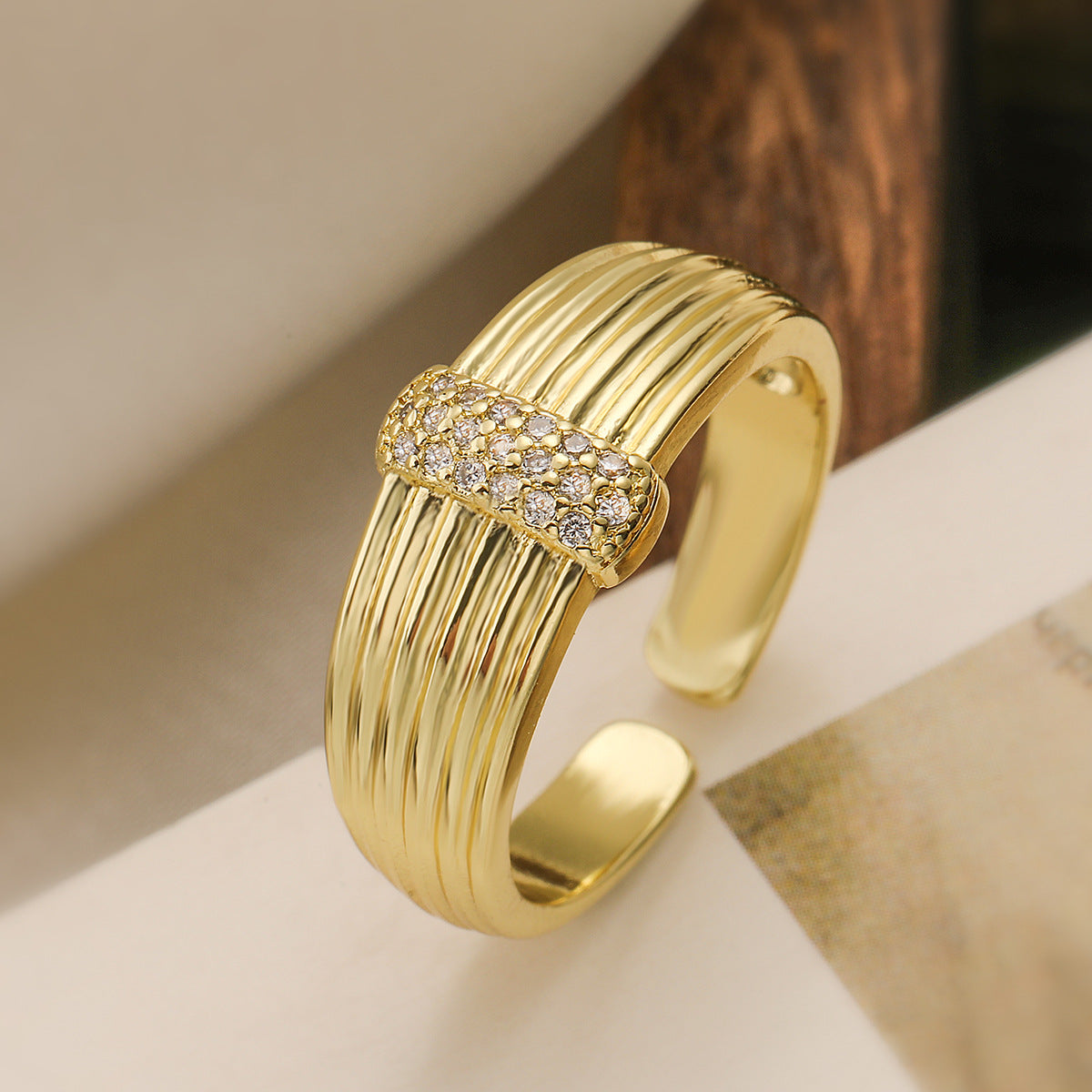 Anello regolabile geometrico minimalista da donna in rame con placcatura in oro 18 carati e intarsio in zircone