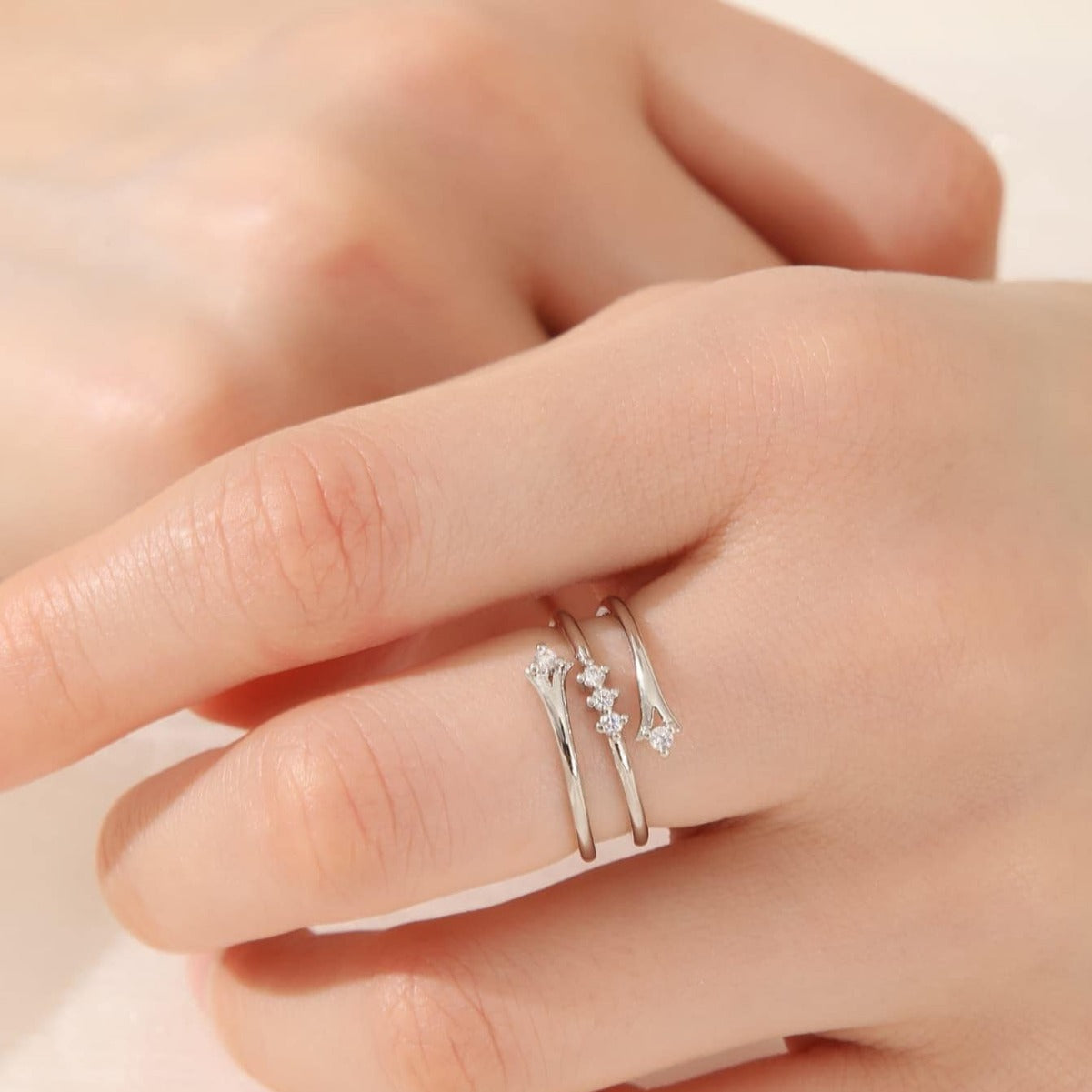Anillo abierto de cobre con forma de U, geométrico y minimalista para mujer con incrustaciones de circonitas