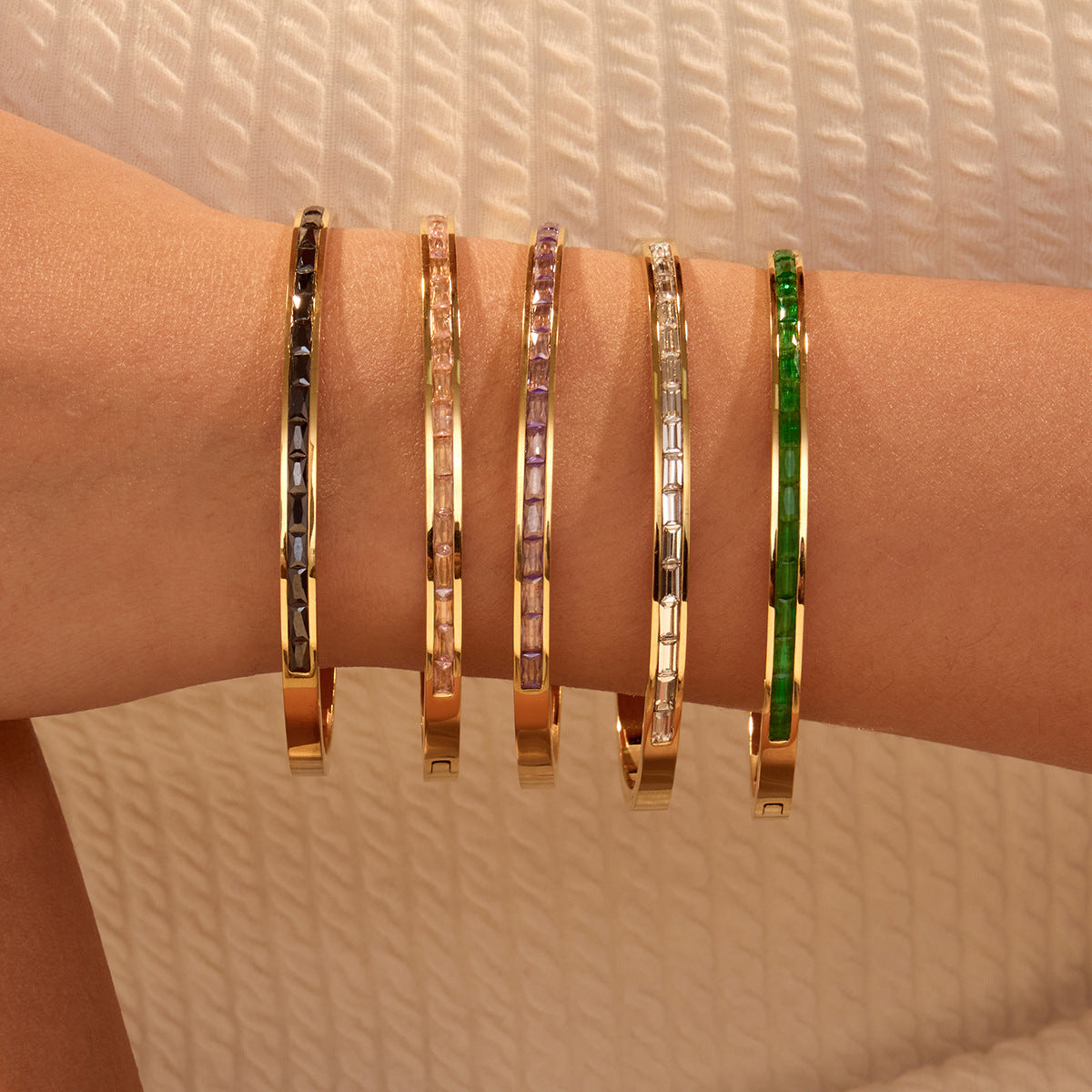Elegante Pulsera Geométrica de Acero Inoxidable con Incrustaciones de Zirconia de Colores y Acabado Bañado para Mujer
