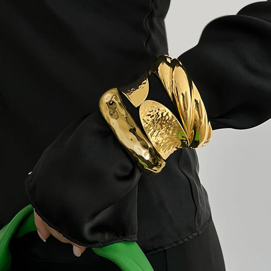Bracciale da donna in lega elettrodeposita con design a forma di anello geometrico e chiusura a molla