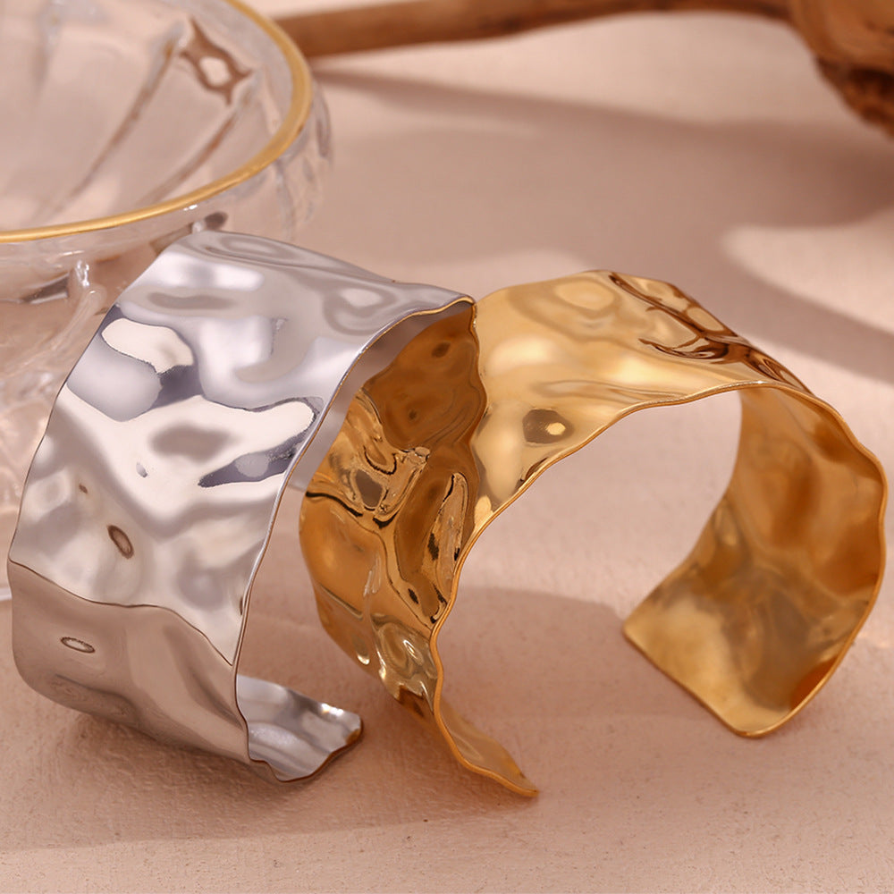Bracciale rigido aperto minimalista geometrico con texture martellata da donna in acciaio inossidabile placcato oro 18 carati