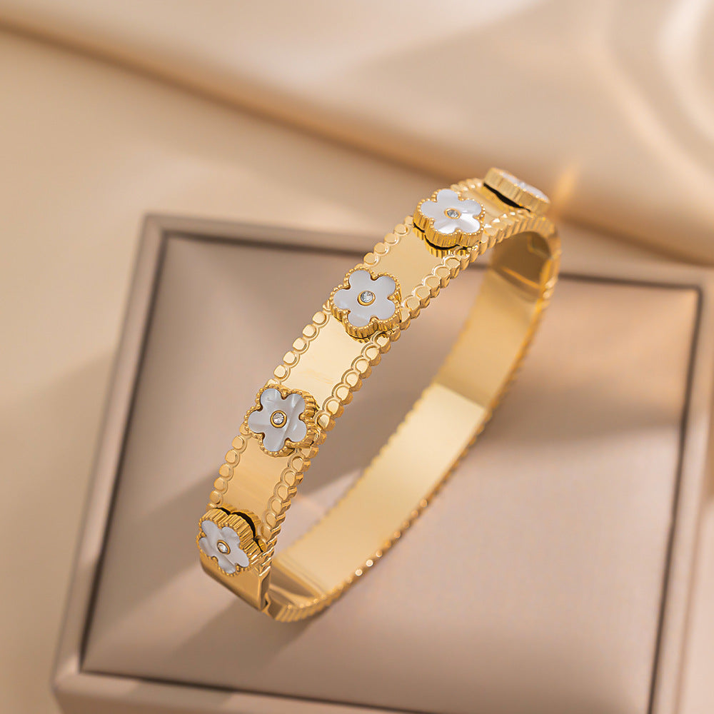 Bracciale da donna elegante a forma di trifoglio in acciaio al titanio con madreperla, intarsio di strass e placcatura in oro 18 carati