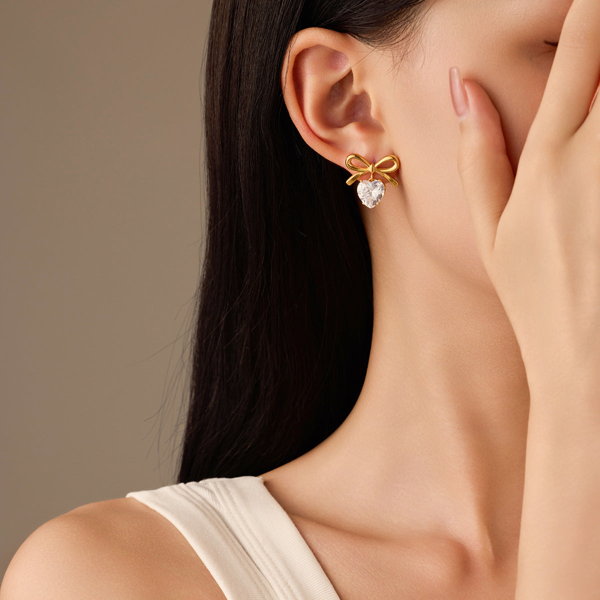 Pendientes de tuerca de acero inoxidable con forma de lazo de moda para mujer con detalles de pedrería y acabado chapado