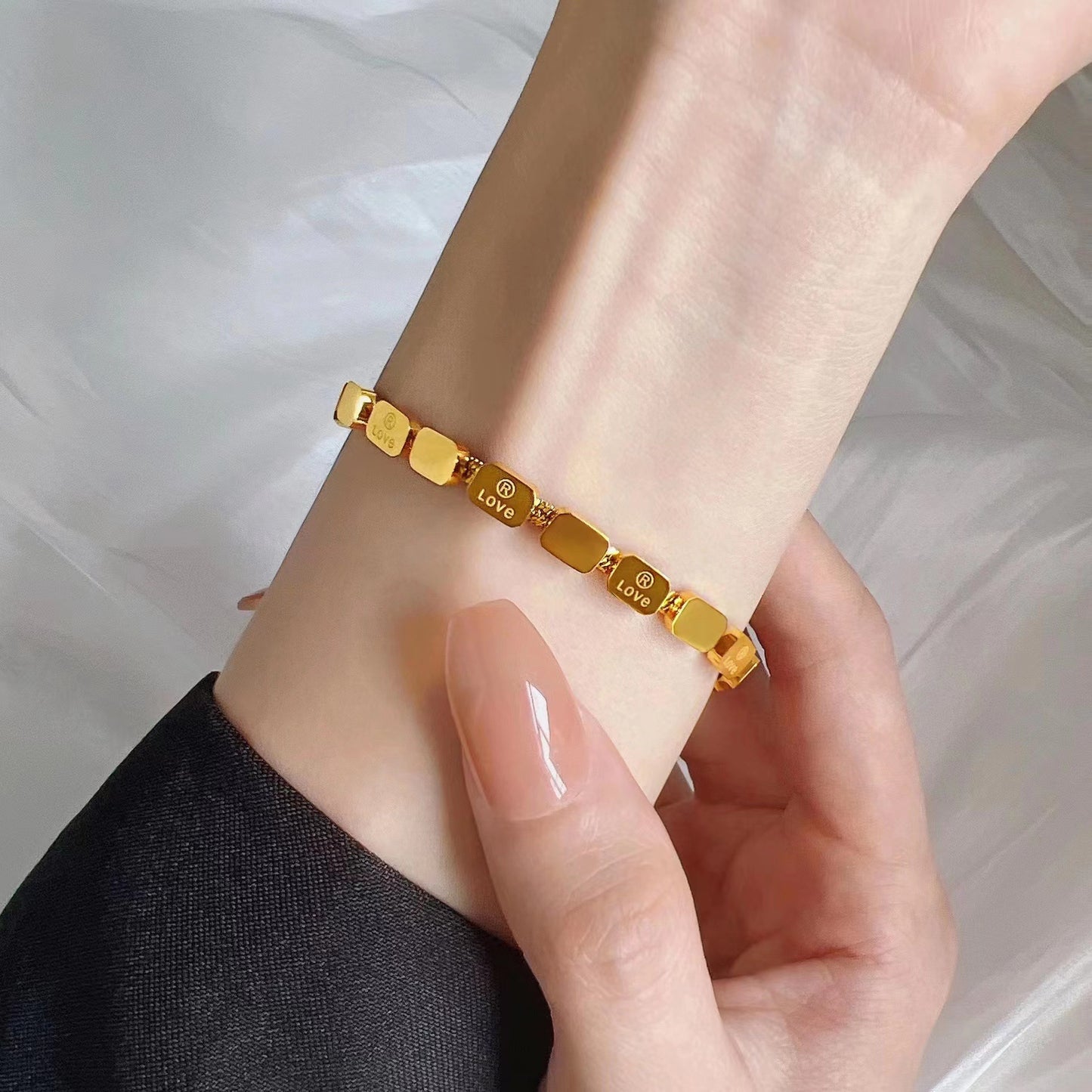 Elegante collar minimalista cuadrado con colgante de letras LOVE en acero titanio con acabado chapado para mujer