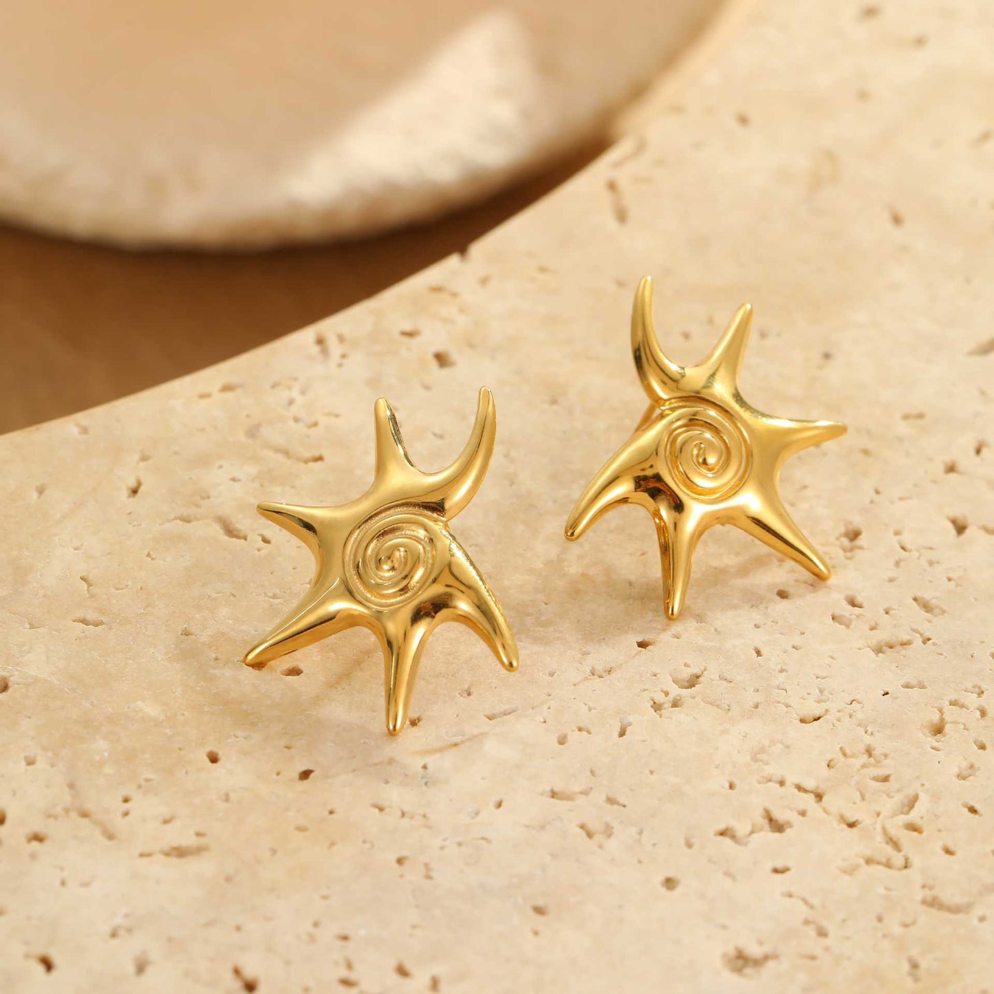 Collana da donna a forma di stella geometrica alla moda in acciaio inossidabile con finitura galvanizzata