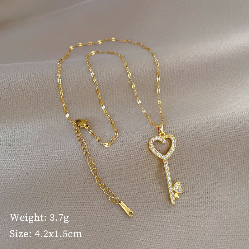 Collar minimalista de acero de titanio con forma de corazón e incrustaciones de diamantes de imitación para mujer y hombre, delicada cadena de clavícula con motivo lunar natural