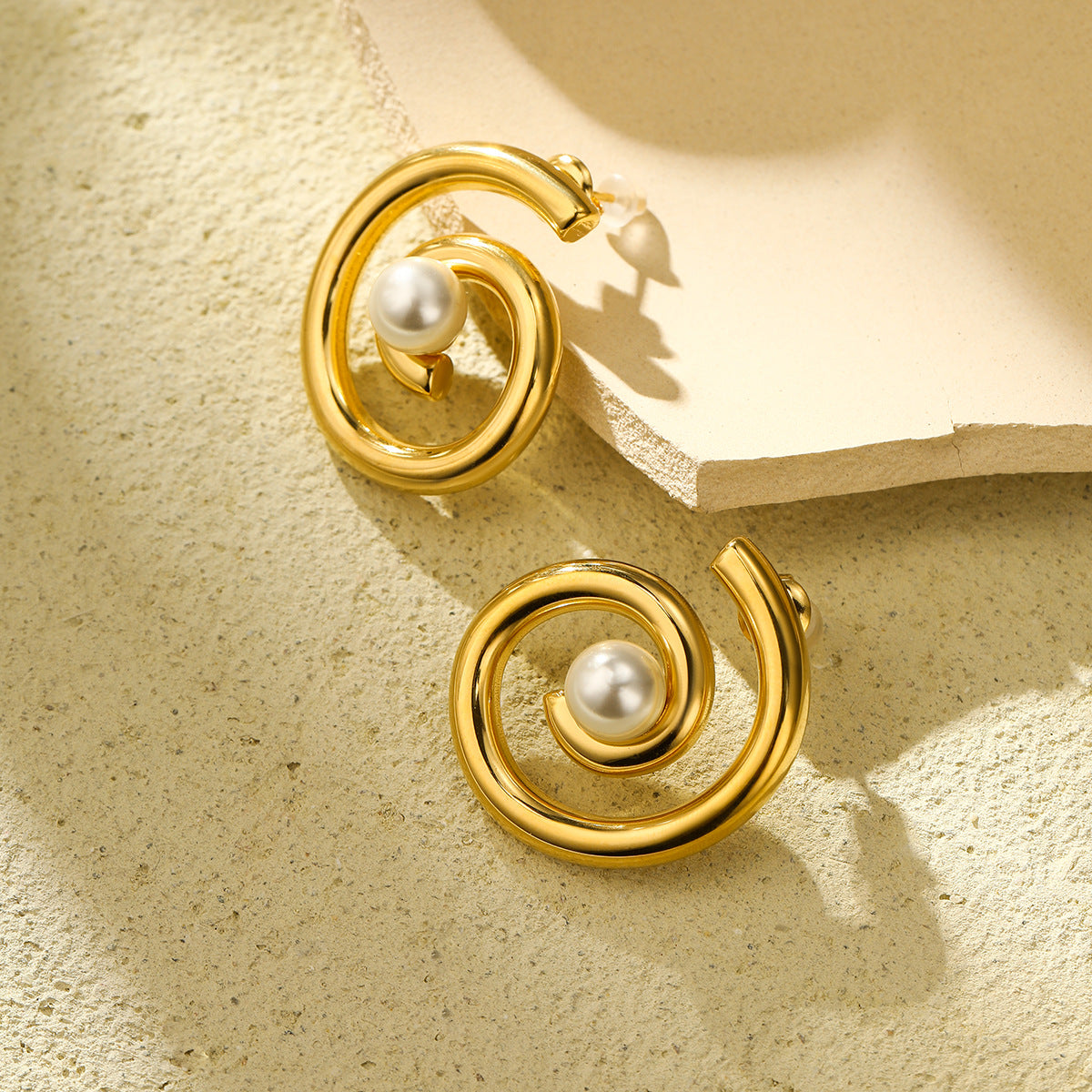 Orecchini a perno a spirale in acciaio inossidabile placcato oro 18 carati con perle, stile minimalista, da donna
