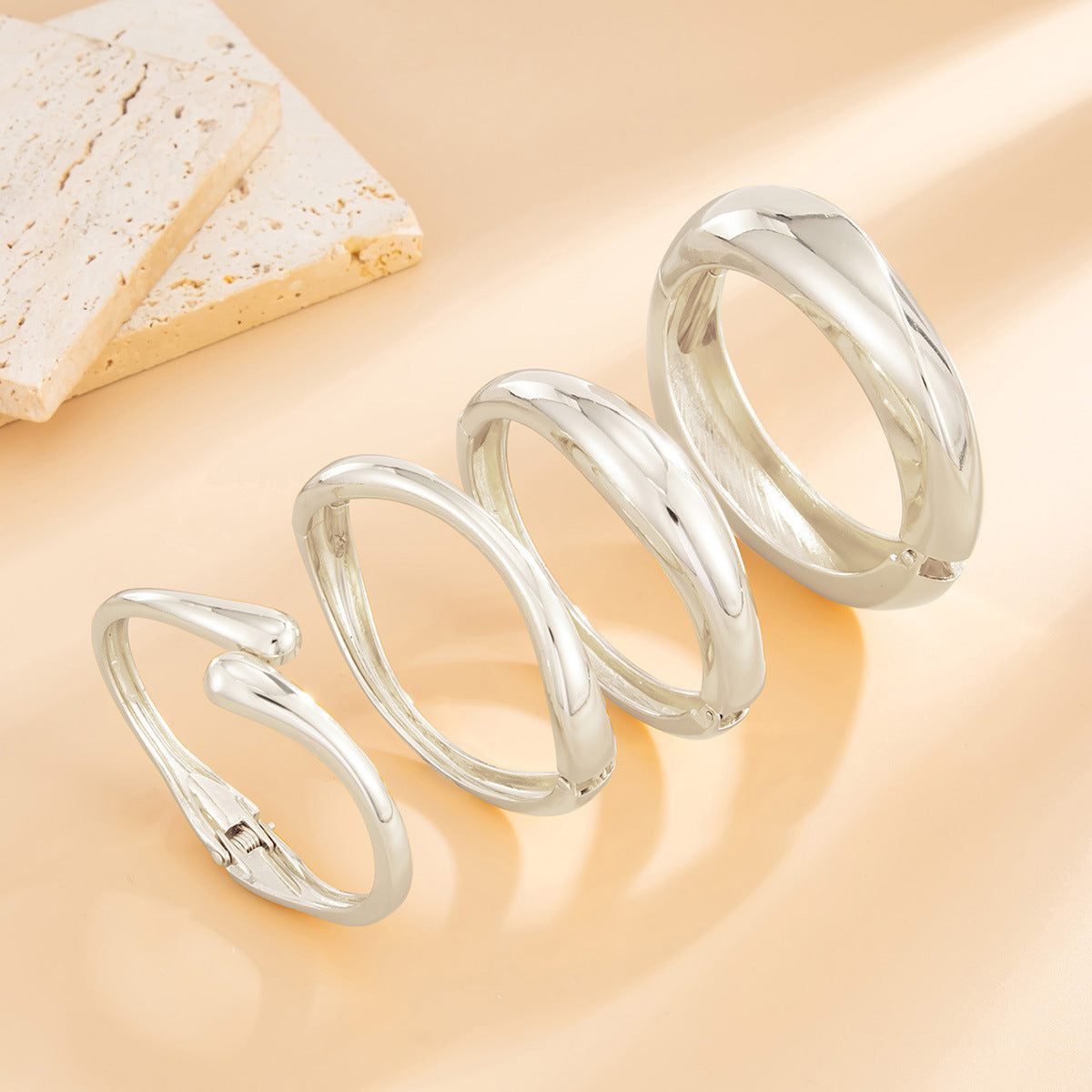 Pulsera Abierta Minimalista para Mujer con Construcción de Aleación Pulida y Cierre de Resorte