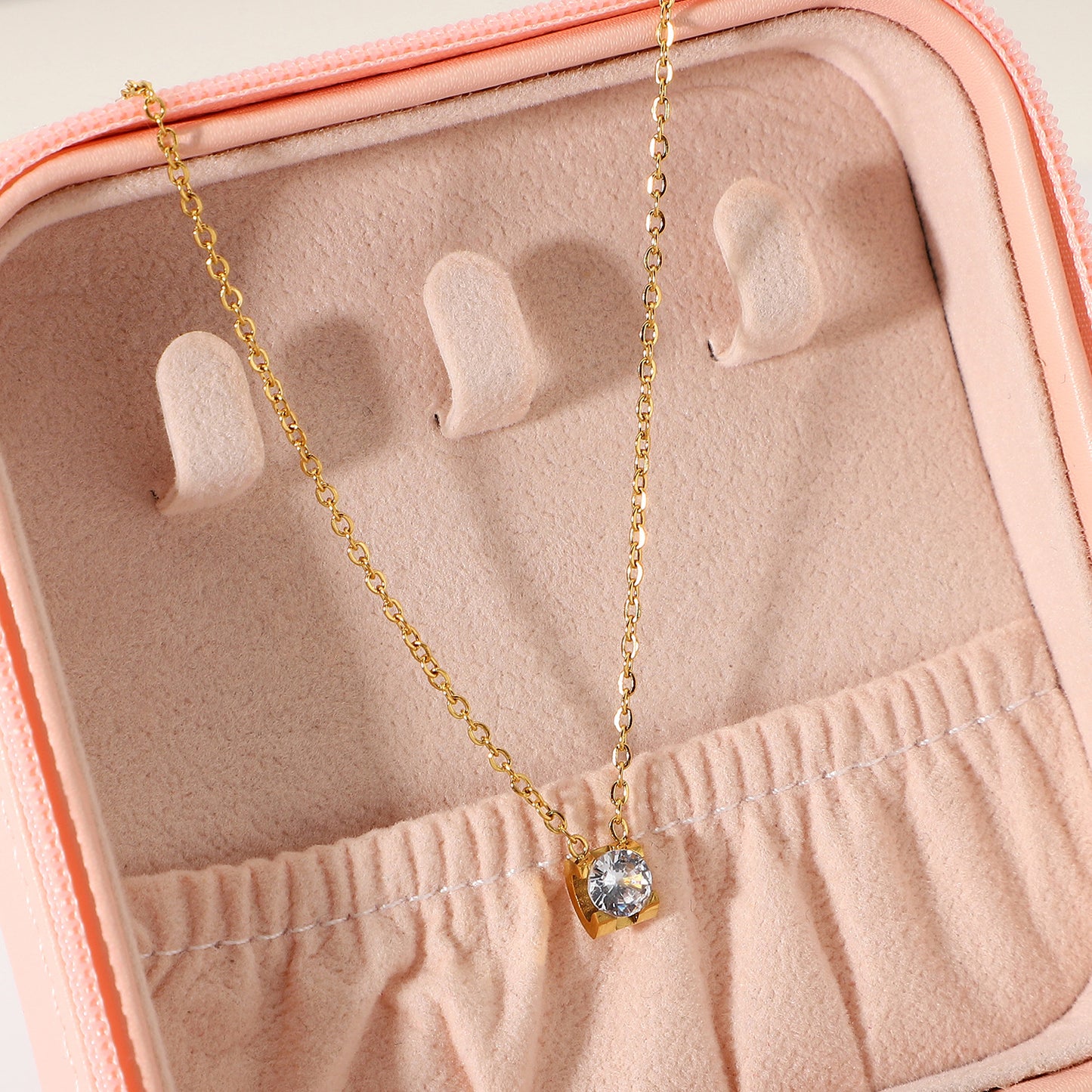 Collana con Pendente Geometrico Minimalista Tondo Rettangolare in Acciaio Inossidabile Placcato Oro 18K da Donna