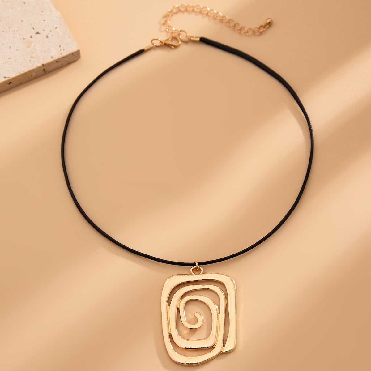 Orecchini a perno geometrici minimalisti in acciaio inossidabile con finitura smaltata, design a spirale e quadrato