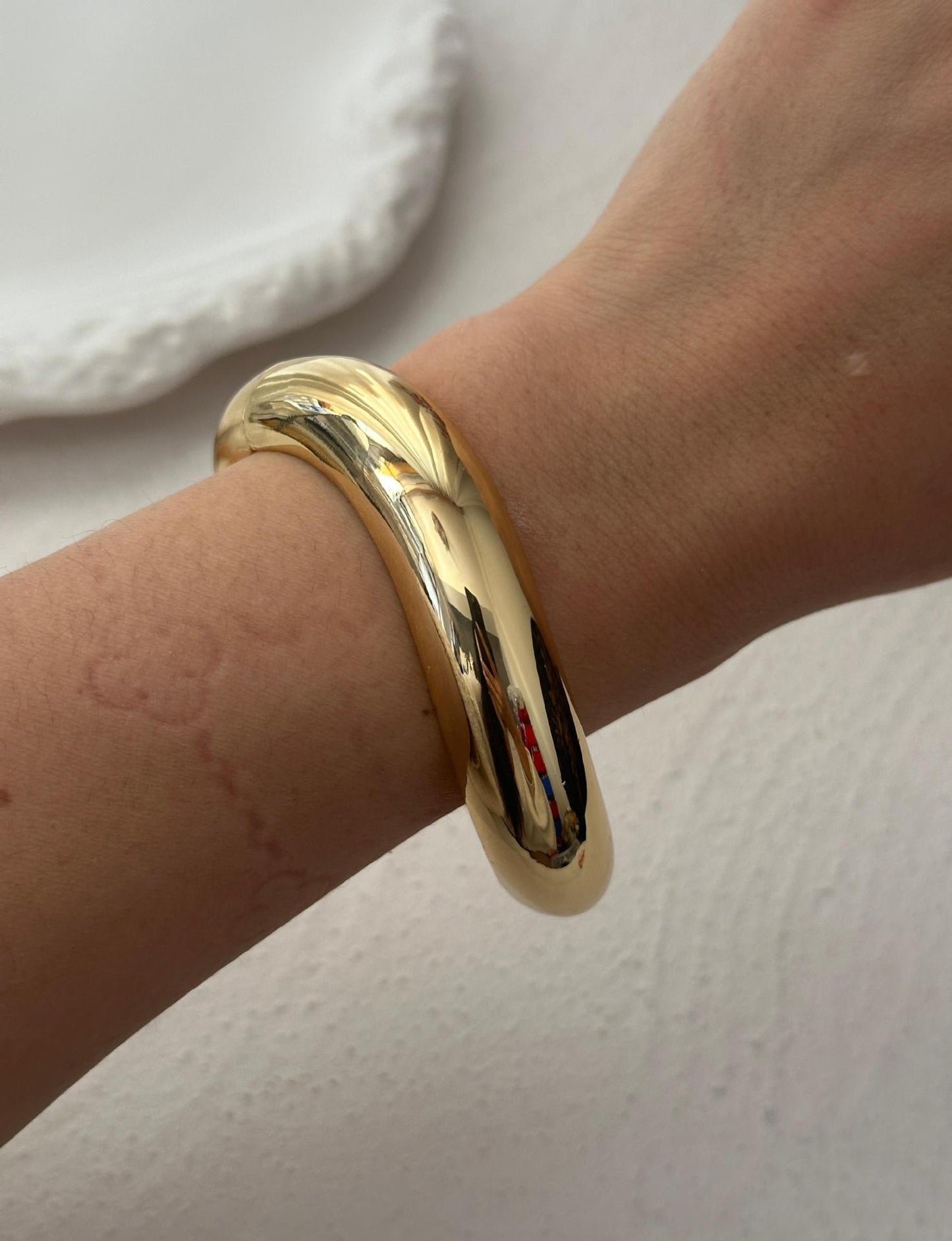 Bracciale a cerchio con gocce di resina geometriche irregolari e olio