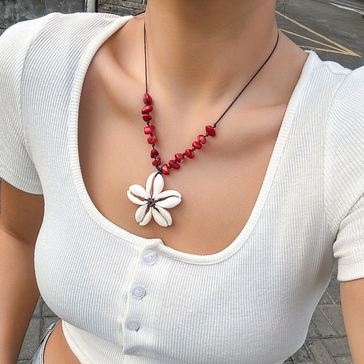 Collana regolabile in stile etnico con conchiglia e ciondolo a fiore con dettagli turchesi da donna