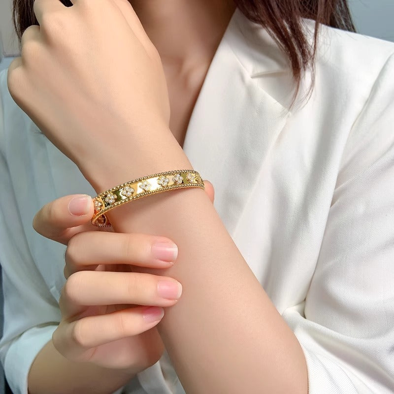 Bracciale Originale in Acciaio al Titanio Massiccio con Trifoglio Geometrico Ovale Portafortuna e Finitura Galvanica
