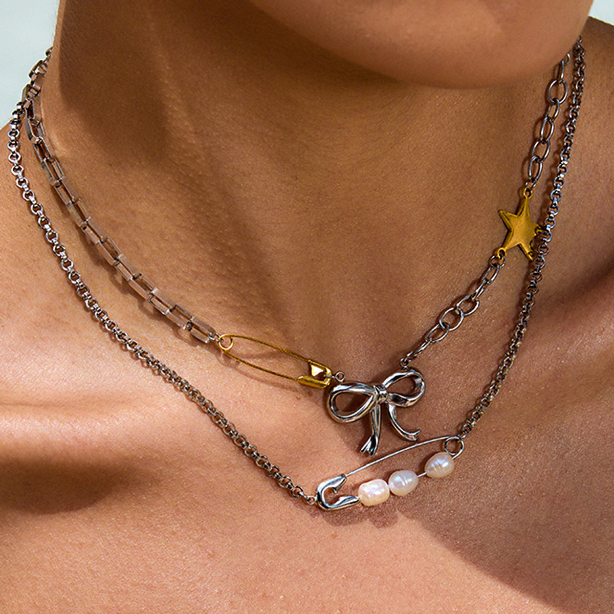 Collar con colgante de clip geométrico minimalista de acero titanio con acabado chapado para mujer
