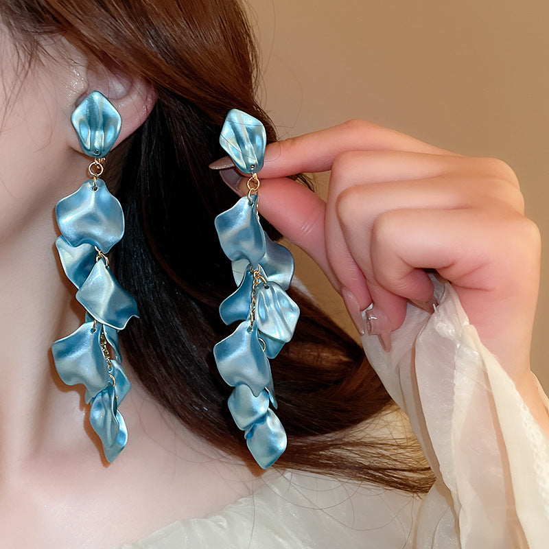 Orecchini floreali delicati con perni in argento, borchie in rame elettrolitico con nappe fluenti, estetica fresca e dolce per donna