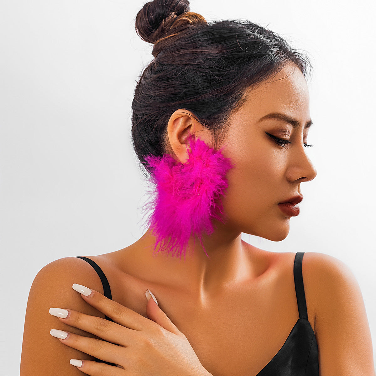 Collana girocollo corta in stile gotico con piume e nappe da donna, design a catena irregolare fatto a mano