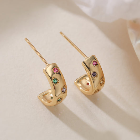 Orecchini a perno da donna geometrici a C minimalisti con zirconi, perni placcati oro 18K e incastonatura micro-pavé