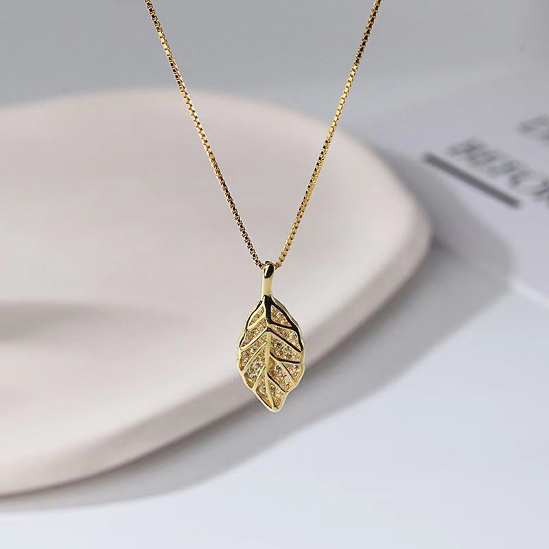 Collana Minimalista Unisex in Acciaio al Titanio a Forma di Foglia con Ciondolo in Rame su Catena Box