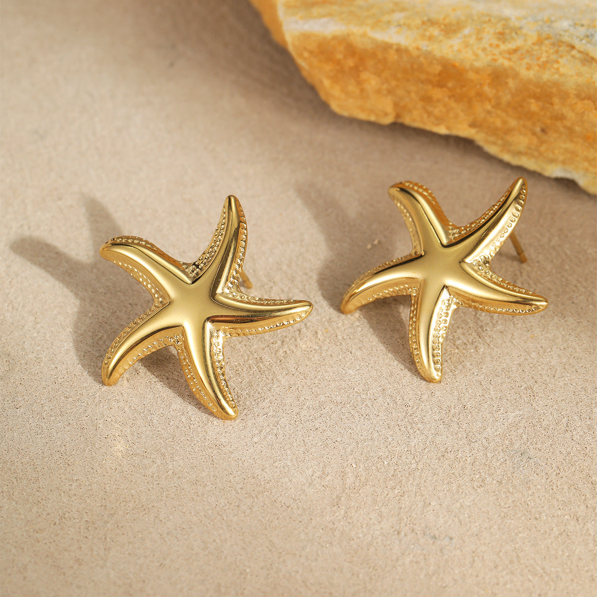 Orecchini a perno alla moda a forma di stella marina e cavalluccio marino con strass in acciaio al titanio con finitura placcata per donne