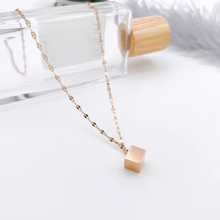 Collana a sospensione geometrica quadrata minimalista da donna in acciaio al titanio con catena a serpente placcata in oro